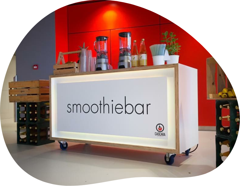 Een mobiele smoothie bar met persooneel