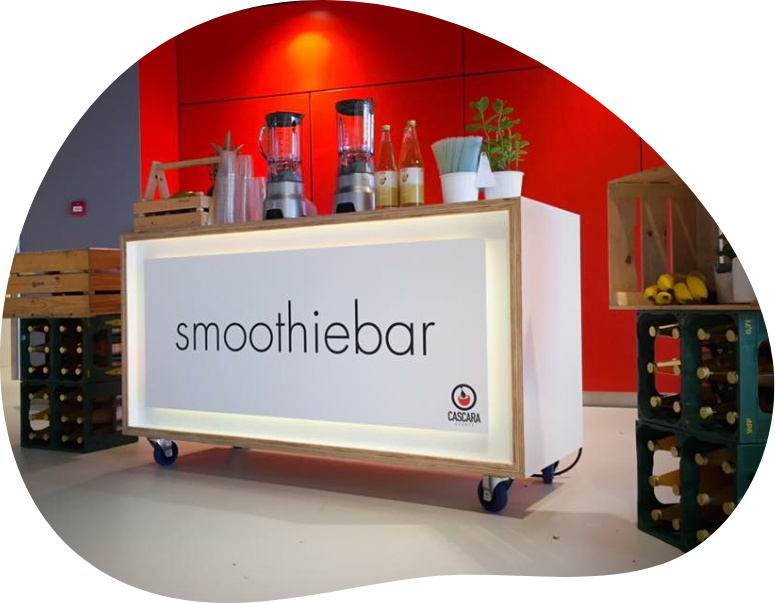 Een mobiele smoothie bar met persooneel