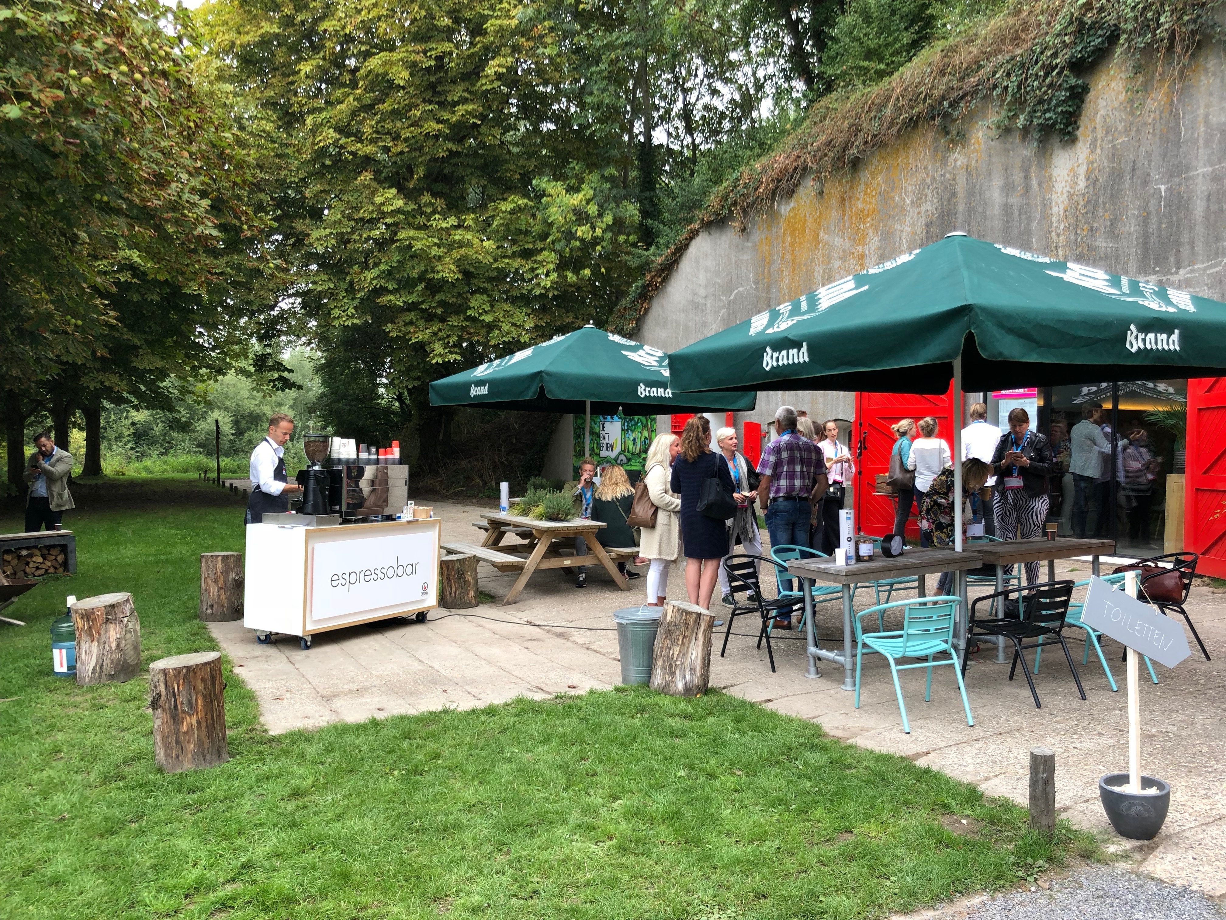 Een mobiele espressobar met barista op een bedrijfsfeest