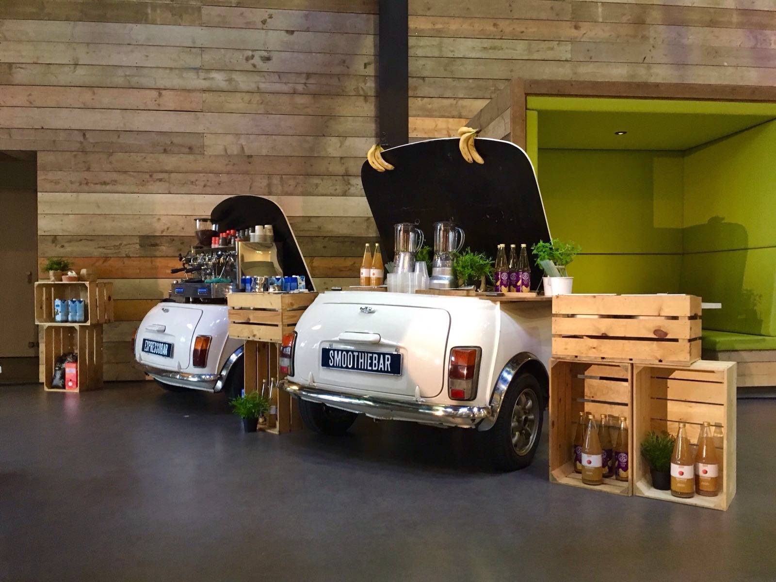 Twee van onze mini bars voor smoothies en espresso's op een congres