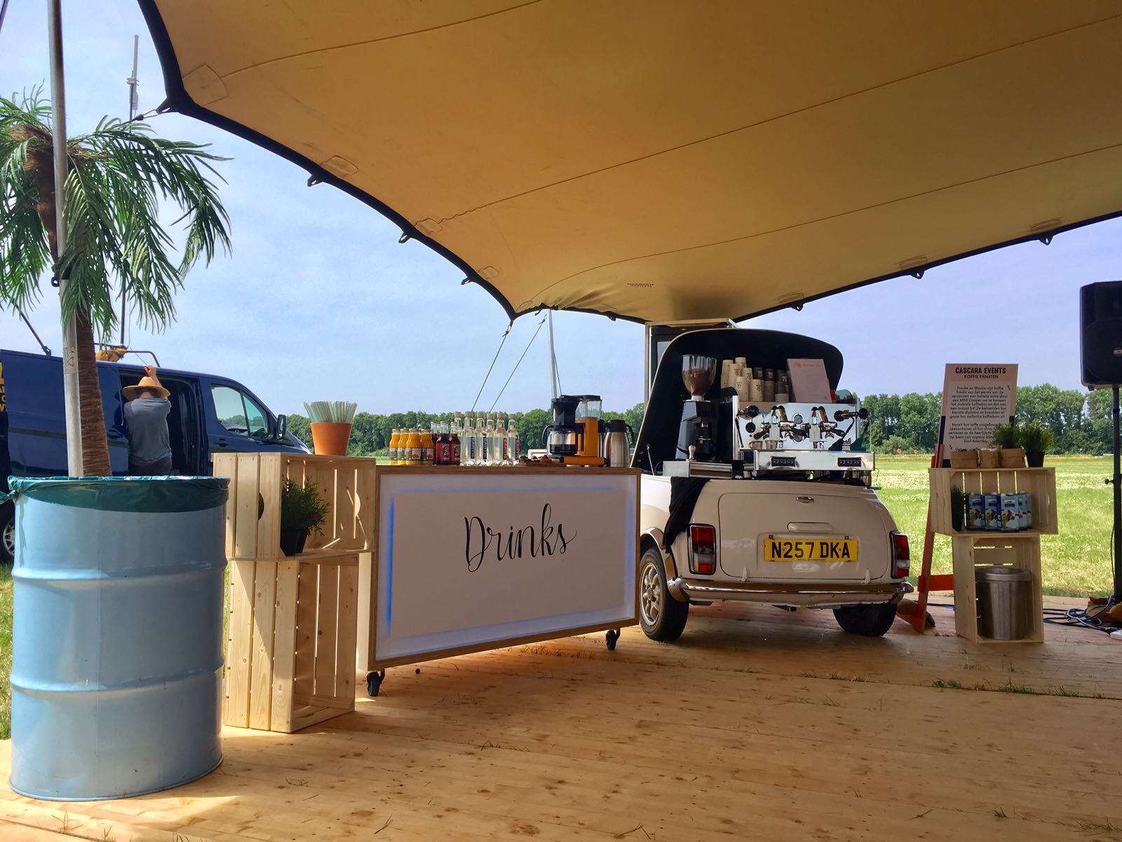 Een koffiebar onder een tent op een bedrijfsfeest