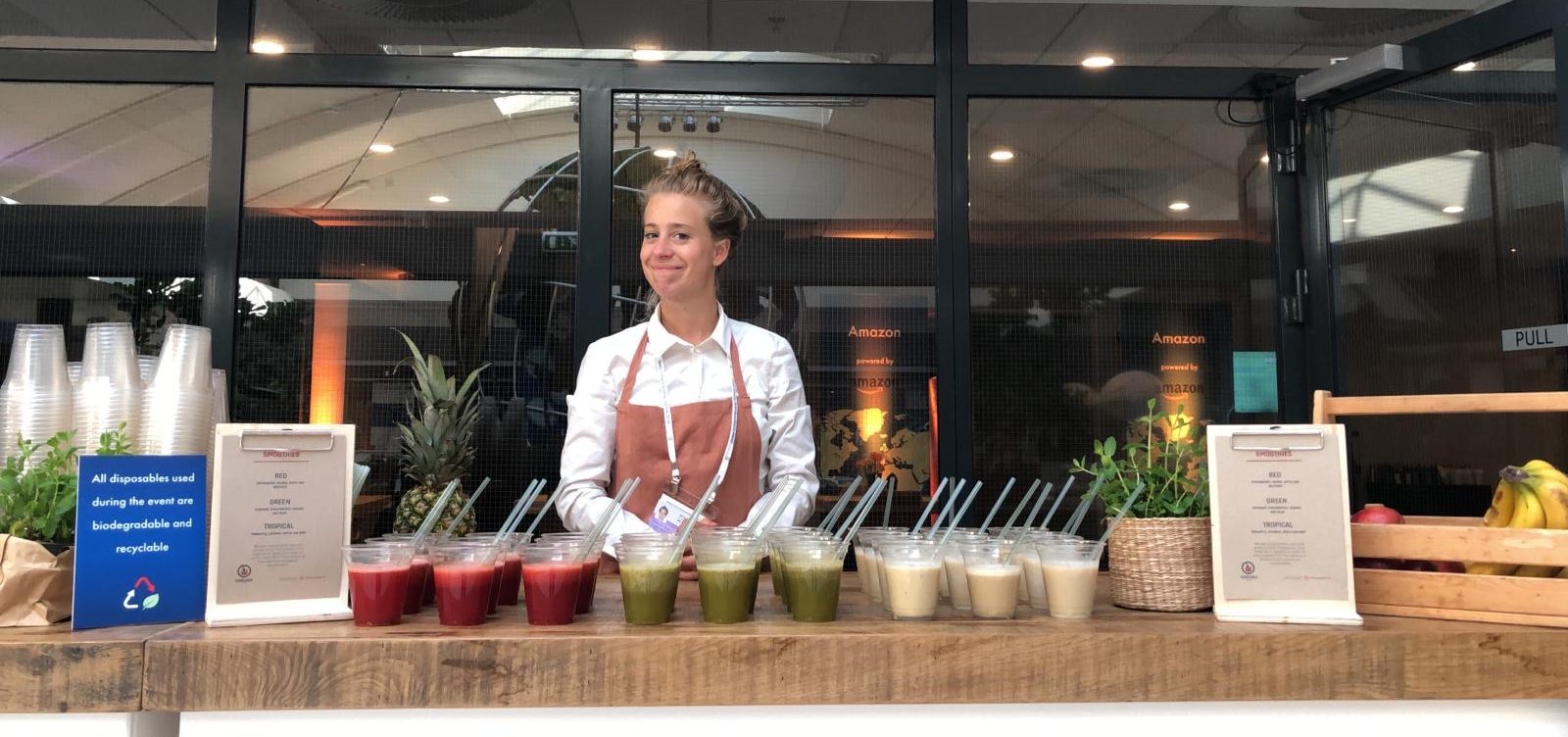 Verse smoothies en cateringpersoneel voor een congres