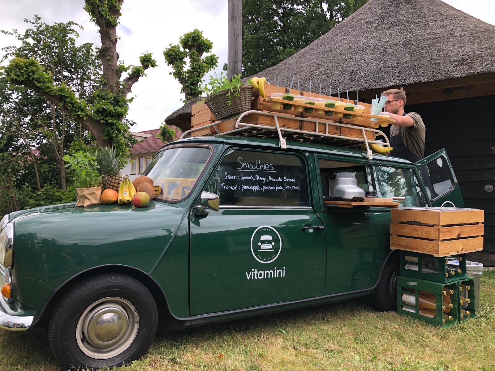 Een mobiele smoothiebar met personeel